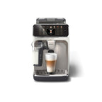 Philips Serie 5500 Kaffeevollautomat – LatteGo Milchsystem, 20 heiße und kalte Kaffeespezialitäten, 40% leiser mit SilentBrew, QuickStart, Schwarz Verchromt (EP5547/90)